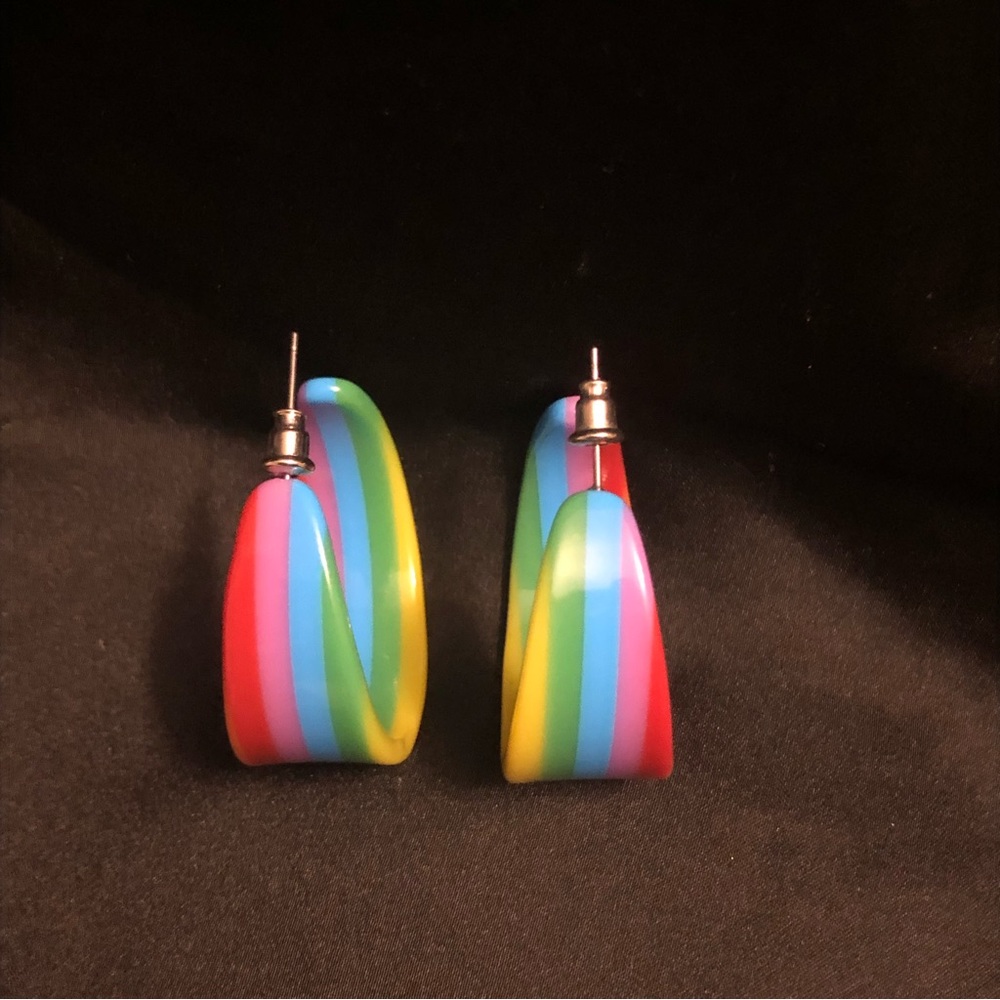 VINTAGE! Plastic rainbow hoop earrings - Picture 4 of 7
